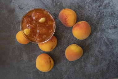 Masada kayısı ve cam kasede kayısı reçeli..