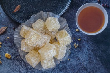 Beyaz cam bir tabakta hindistan ceviziyle kaplı tatlı Türk lokumu. .