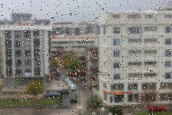 窗玻璃上的雨滴带着云雾背景 在多云背景下隔绝的天然雨滴模式 — 图库照片