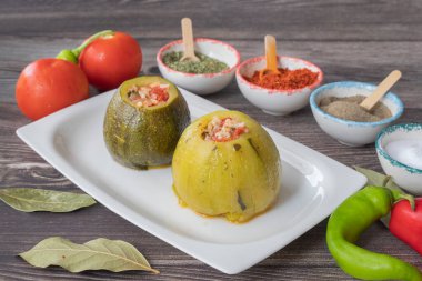 sebze ve pirinç ile yuvarlak kabak dolması