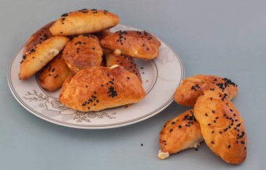 Dereotlu ve peynirli Türk usulü turta (Türkçe adı: dereotlu ve peynirli pogaca)