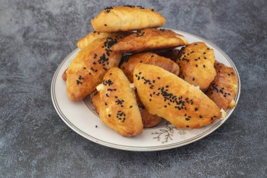 Dereotlu ve peynirli Türk usulü turta (Türkçe adı: dereotlu ve peynirli pogaca)