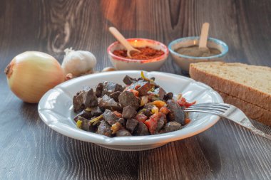 Asya mutfağı, güzel yemekler, yakın plan, beyaz tabakta kızartılmış yumuşak kuzu ciğeri..