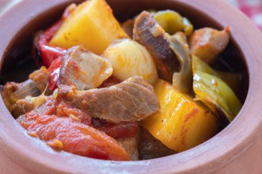 Türk yemeği Guvech 'in en üst görüntüsü - patlıcanlı fırında et ve geleneksel olarak toprak tencerede servis edilir (Türk adı etli patlican guvec)