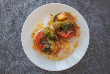 Lezzetli geleneksel Türk balığı yemeği, Palamut Pilaki. Beyaz tabakta büyük bir balık tabağının sunumu. Üst çekim.