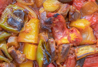 Türk yemeği Guvech 'in en üst görüntüsü - patlıcanlı fırında et ve geleneksel olarak toprak tencerede servis edilir (Türk adı etli patlican guvec)