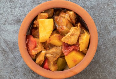 Türk yemeği Guvech 'in en üst görüntüsü - patlıcanlı fırında et ve geleneksel olarak toprak tencerede servis edilir (Türk adı etli patlican guvec)