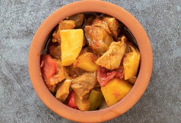 Türk yemeği Guvech 'in en üst görüntüsü - patlıcanlı fırında et ve geleneksel olarak toprak tencerede servis edilir (Türk adı etli patlican guvec)