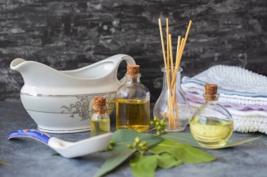Cam şişedeki okaliptüs yağı, oganik bitkisel aromaterapi konsepti. Ökaliptüs esansı yağı: Kozmetik, vücut masajı ve kaplıca malzemeleri.