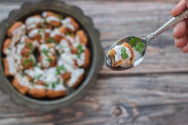 Ahşap zemin üzerinde izole edilmiş kıyma (kıyma et) ile geleneksel Bosna hamur işi. Türkçe adı: Bosna hamur köftesi.