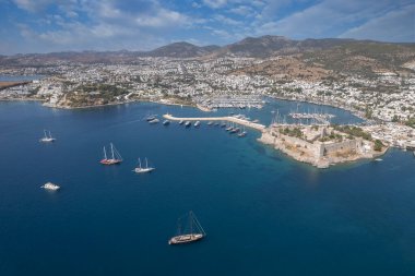 Türkiye 'nin Mula ilçesinde Bodrum limanı ve antik kaleyle dolu güzel yatların insansız hava aracı manzarası