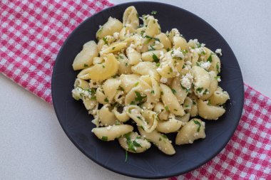 Siyah tabakta peynirli makarna. İtalyan Popüler İtalyan yemekleri.