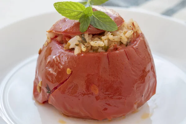 Eine Gefüllte Tomate Einem Weißen Teller Vegetarische Mahlzeit — Stockfoto