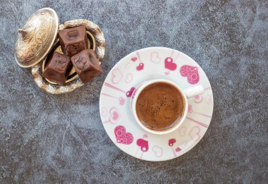 Ahşap arka planda Türk kahvesi, üst manzara.