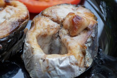 Bonito siyah bir tabakta dilimler.