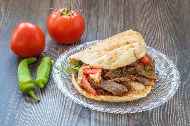 Türk donör kebap, tombul ekmekli sandviç.