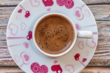 Ahşap arka planda Türk kahvesi, üst manzara.