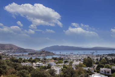Türkiye 'nin Mula ilçesinde Bodrum limanı ve antik şatoyla dolu güzel yatların muhteşem manzarası