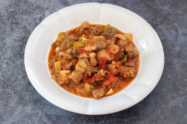 Sebzeli kuzu güveç. en üstteki görünüm.