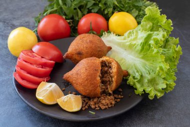 Kibbeh, Orta Doğu mutfağında (Türkçe: icli kofte) popüler bir yemektir.)