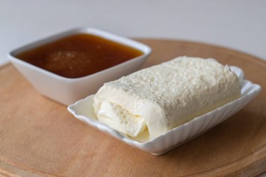 Türkiye kahvaltısı için pıhtılaşmış krema (tereyağı kreması)