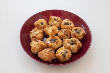 Ravioli yoğurt ve domates soslu poğaça ile yapılır; Türk adı (Sosyete ravioli))