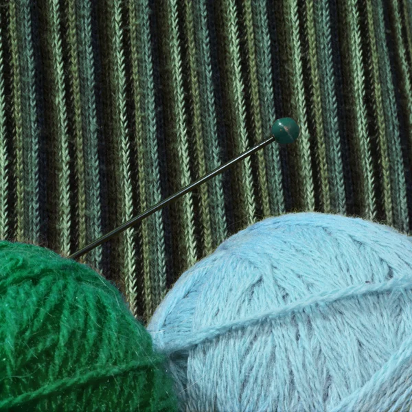 Zelené a modré kuličky příze pro pletení, samostatný — Stock fotografie