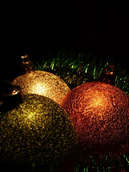 Julgranskulor på mörk bakgrund — Stockfoto