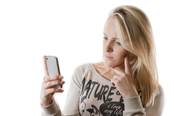 Junges hübsches Mädchen mit beliebtem Telefon — Stockfoto