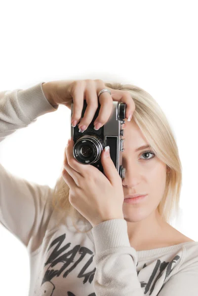 Menina bonita jovem com câmera vintage — Fotografia de Stock