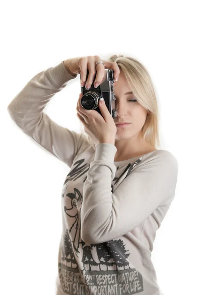 Menina bonita jovem com câmera vintage — Fotografia de Stock