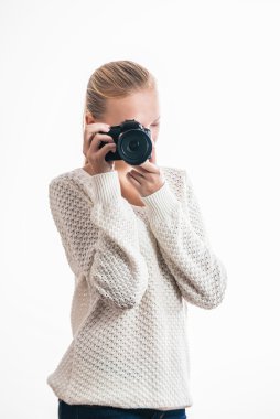 genç kız dijital kamera ile fotoğraf çekimi