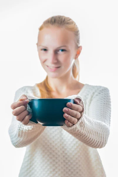 美丽的年轻女子，喝茶 — 图库照片