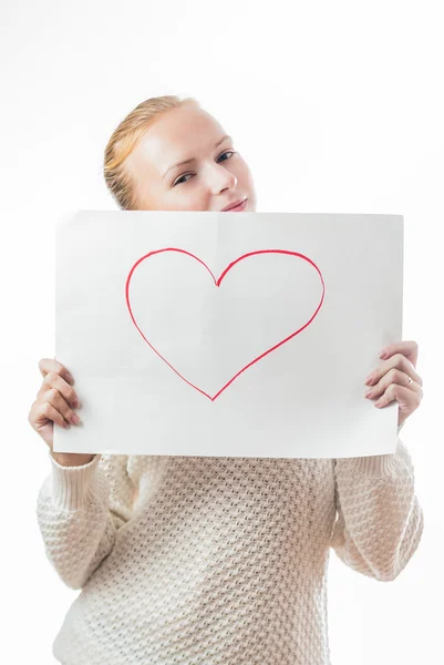 Ung tjej med hjärtat på papperet — Stockfoto