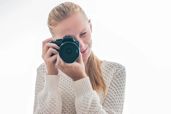 Ung flicka med digital kamera, tar en bild — Stockfoto