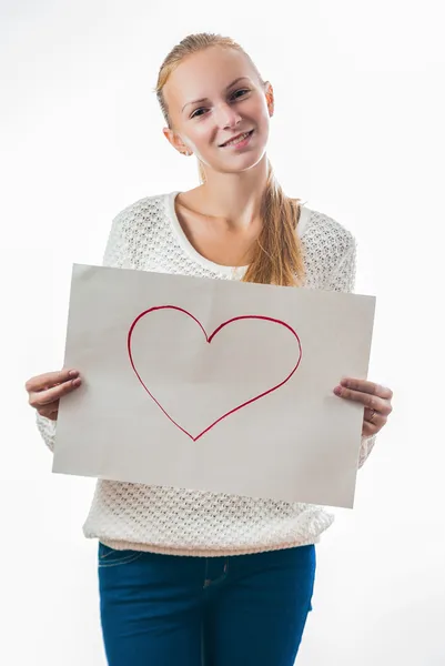 Ung tjej med hjärtat på papperet — Stockfoto