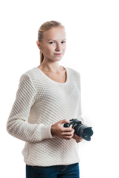 Ung flicka med digital kamera, tar en bild — Stockfoto