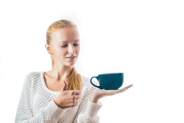 Schöne junge Frau mit einer Tasse Tee — Stockfoto