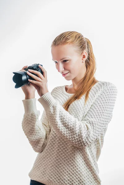 Ung flicka med digital kamera, tar en bild — Stockfoto