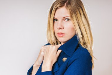 genç güzel kız mavi ceket