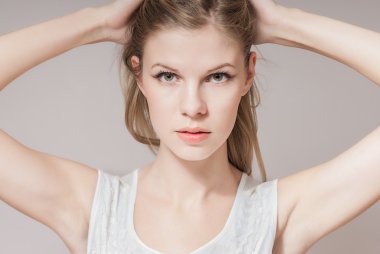 Saçlarını eller genç güzel kadın