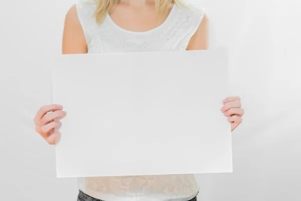 Mujer posando con hoja blanca de papel —  Fotos de Stock