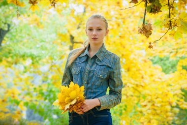 Sonbahar yapraklı genç bir kadın.