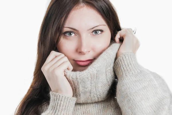 Mladá krásná žena ve velkých teplý svetr — Stock fotografie