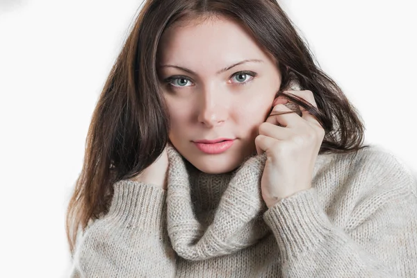 Unga vackra kvinnan i stora varma tröja — Stockfoto