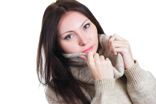 Joven mujer hermosa en suéter caliente grande — Foto de Stock