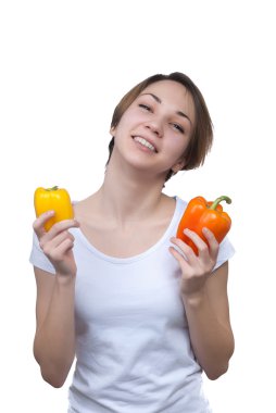 Kırmızı ve sarı biber ile genç ve güzel kız