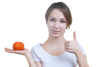 genç ve güzel kız ok gösterilen kırmızı domates holding