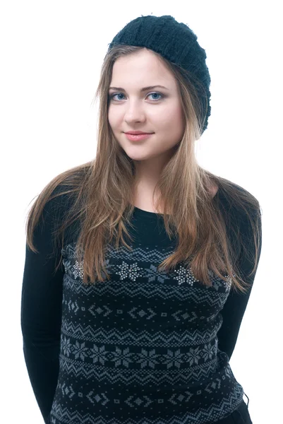 Giovane ragazza sorridente in abito nero e berretto — Foto Stock