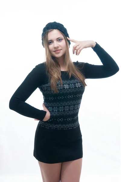 Menina sorrindo jovem em vestido preto e boina — Fotografia de Stock